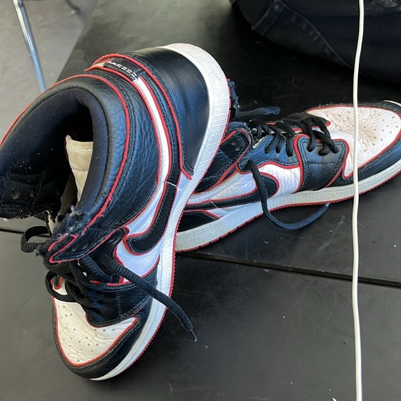 Size 7  AIR JORDAN 1retro bloodline - Picture 2 of 2